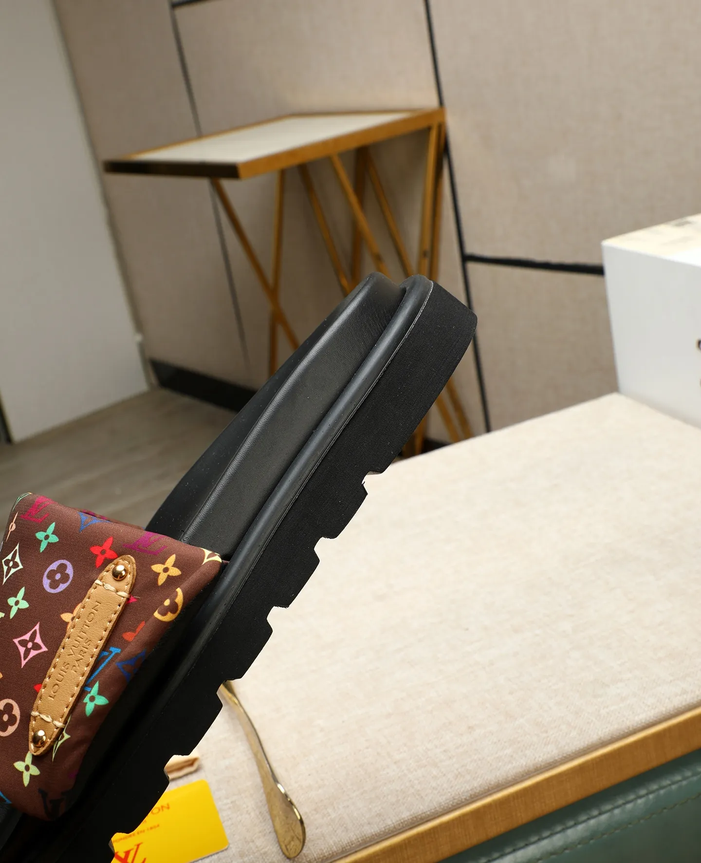 Factory price 360 ​​🐢🐢Men's shoes for couples, with drawer box [LOUIS VUITTON] Louis Vuitton, the latest LV official website printed wallet and men's and women's slippers 🔥🔥🔥 are now on the market. The drawer box is packaged with cloth bags and cards. The upper pattern looks very soft and waxy, and is a super versatile leg slimming tool. Fabric: Imported denim/down silk cotton embossed, LV hardware LOGO, official website pattern printing, lining: water-dyed sheepskin down filling, comfortable to wear, feet: high-elastic PU water platform. Sole: foam sole, heel height: about 5cm. Code number 36-44, (35 45 customized)